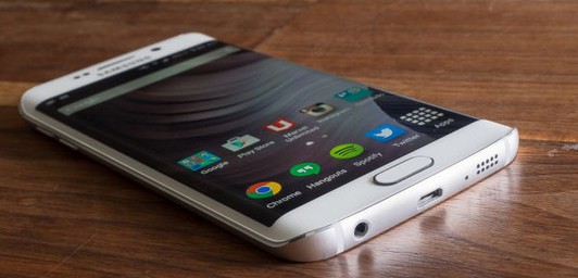 Das neue Flaggschiff Samsung Galaxy S6 edge plus wird in Russland zu einem Preis von 54990 Rubel verkauft